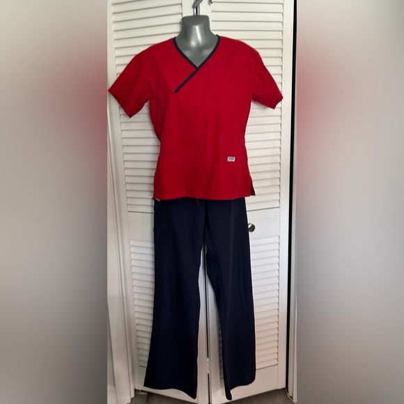 Mobb medical scrub top and bottom set XS top and XS Tall pants - red and blue - Picture 1 of 7